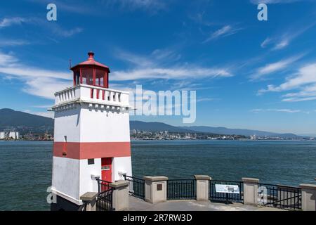 Vancouver, BC, Canada-Luglio 2022; Vista della torre quadrata a strisce rosse e bianche costruita nel 1914 del Faro di Brockton Point a Stanley Park con pulmino Nord Foto Stock