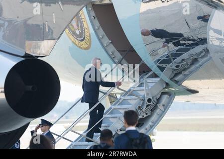 Stati Uniti. 17th giugno, 2023. Il presidente degli Stati Uniti Joe Biden, membro della Air Force One presso la Joint base Andrews, 17 giugno 2023, si è recato a Philadelphia per partecipare a eventi. Credit: Chris Kleponis/Pool via CNP Credit: Abaca Press/Alamy Live News Foto Stock