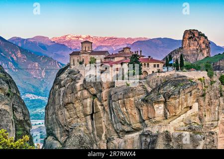 Moni Agios Triadas (Agia Triada, Monastero della Santissima Trinità), Dawn, linea di rifornimento a verricello, formazioni rocciose di Meteora, regione della Tessaglia, Grecia Foto Stock