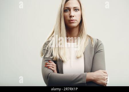 Una giovane bionda, seria e introspettiva, simboleggia la resilienza e la saggezza. Nonostante le preoccupazioni, trasuda coraggio Foto Stock