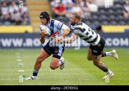 Jonny Lomax di St Helens (a sinistra) in azione con Josh Griffin del FC Hull durante la finale della Betfred Challenge Cup al MKM Stadium, Kingston upon Hull. Data immagine: Sabato 17 giugno 2023. Foto Stock