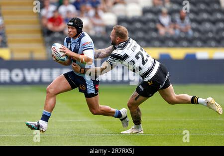 Jonny Lomax di St Helens (a sinistra) in azione con Josh Griffin del FC Hull durante la finale della Betfred Challenge Cup al MKM Stadium, Kingston upon Hull. Data immagine: Sabato 17 giugno 2023. Foto Stock