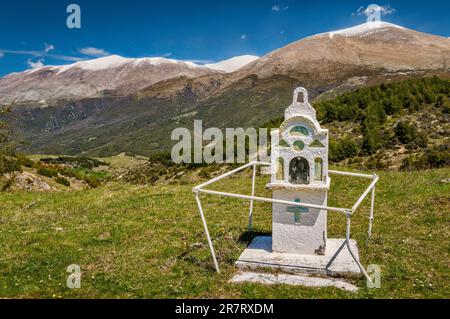 Santuario stradale, cime del Monte Olimpo, vista da sud, vicino al villaggio di Sykaminia (Sikaminia), regione della Tessaglia, Grecia Foto Stock
