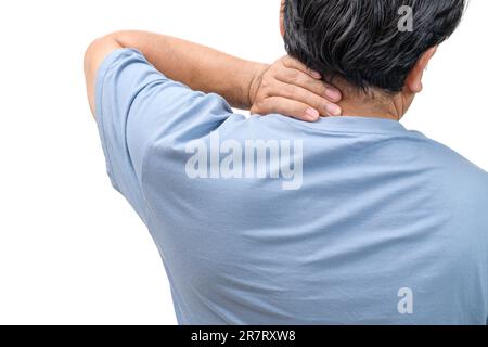L'uomo di mezza età sente dolore al collo a causa del lavoro di fronte a un computer per un lungo periodo isolato su sfondo bianco. concetto di assistenza sanitaria Foto Stock