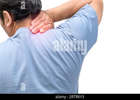 L'uomo di mezza età sente dolore al collo a causa del lavoro di fronte a un computer per un lungo periodo isolato su sfondo bianco. concetto di assistenza sanitaria Foto Stock