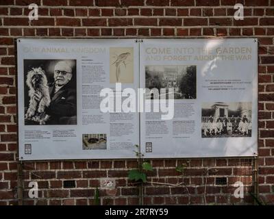 Murale con il Rev Tubby Clayton nei giardini della Talbot House nella città belga di Poperinge, conosciuto durante la prima guerra mondiale come Pop. Foto Stock