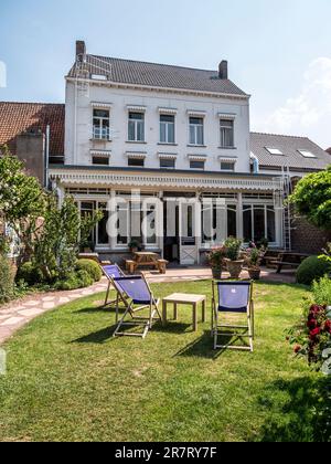 Questi sono i giardini di Talbot House nella città belga di Poperinge, noti durante la prima guerra mondiale come Pop. Foto Stock