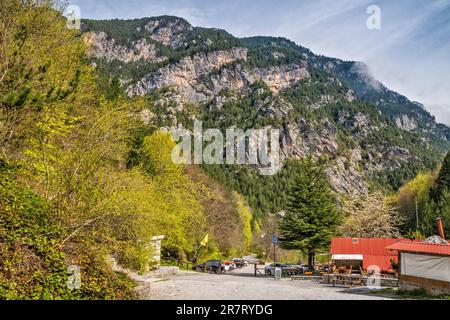 Baldakouki cresta, vista dalla zona di Prionia, taverna sulla destra, Enipeas River Gorge, il Parco Nazionale del Monte Olimpo, regione della Macedonia centrale, Grecia Foto Stock