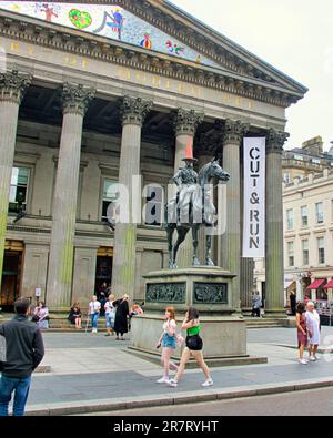 Glasgow, Scozia, Regno Unito 17th giugno 2023. TAGLIARE e GESTIRE la mostra Banksy presso la statua del duca a testa conica di Wellington fuori dal GOMA, la Galleria d'arte moderna, aperta oggi. Credit Gerard Ferry/Alamy Live News Foto Stock