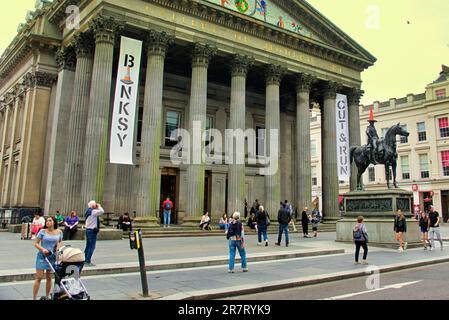 Glasgow, Scozia, Regno Unito 17th giugno 2023. TAGLIARE e GESTIRE la mostra Banksy presso la statua del duca a testa conica di Wellington fuori dal GOMA, la Galleria d'arte moderna, aperta oggi. Credit Gerard Ferry/Alamy Live News Foto Stock