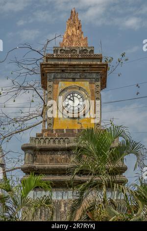 07 Mar 2005 Torre dell'Orologio Parsi Bomanjee Hormarjee Torre dell'Orologio di Wadia e scultura di Holi Fire in cima Bazaar Gate Street, Fort Mumbai Maharashtra INDIA Foto Stock