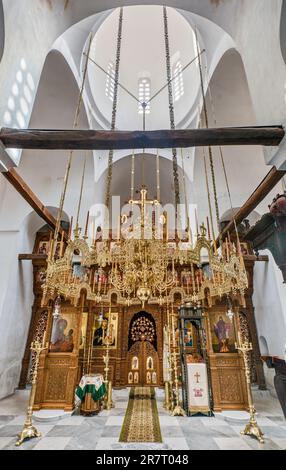 Iconostasi nella chiesa nel vecchio monastero di Agios Dionisios, ricostruita dopo la distruzione nel 1943 dalle truppe tedesche, Monte Olimpo Natl Park, Grecia Foto Stock