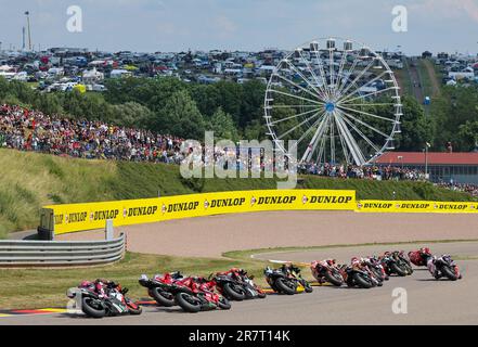 Hohenstein Ernsthal, Germania. 17th giugno, 2023. Motorsport/Moto, Gran Premio di Germania, gara sprint al Sachsenring. Il campo dei piloti entra nell'Omega. Credit: Jan Woitas/dpa/Alamy Live News Foto Stock