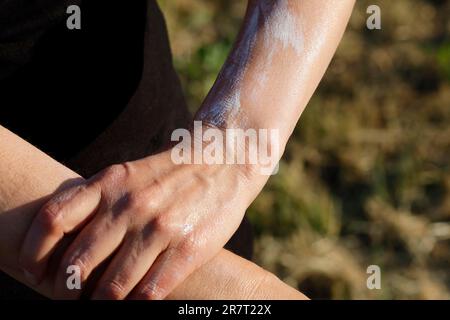 Applicazione di crema solare, prevenzione del cancro della pelle, giugno, Germania Foto Stock