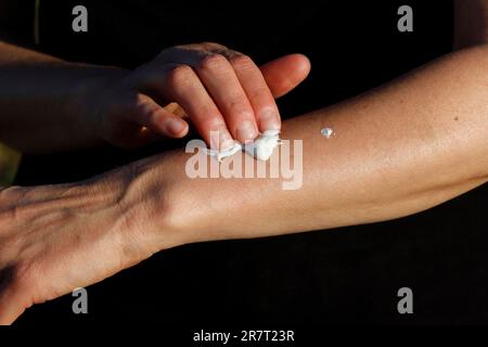 Applicazione di crema solare, prevenzione del cancro della pelle, giugno, Germania Foto Stock