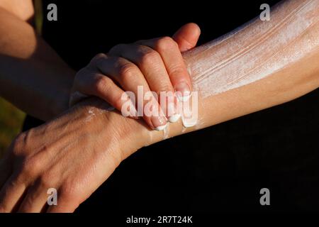 Applicazione di crema solare, prevenzione del cancro della pelle, giugno, Germania Foto Stock