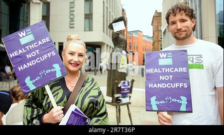 Manchester, Regno Unito. 17th giugno, 2023. Il Partito per l'uguaglianza delle donne conduce una piccola protesta per chiedere la depenalizzazione dell'aborto con il titolo "l'aborto non deve essere un crimine” in Piazza San Pietro, Manchester, Regno Unito. Il 12th giugno una donna è stata condannata a più di due anni di carcere da un tribunale britannico per aver procurato droghe per indurre un aborto dopo il limite legale. Il Servizio di consulenza per la gravidanza britannico afferma che il numero di donne che devono affrontare indagini di polizia sulle leggi sull'aborto è aumentato. Credit: Terry Waller/Alamy Live News Foto Stock