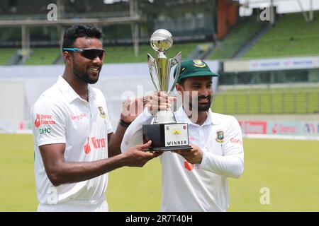 Litton Das (R) ed Ebadot Hossain alzano il trofeo della partita dei test soliti mentre Litton Das (2nd a destra) tiene il trofeo della partita dei test soliti lungo i cinque pacer di Foto Stock