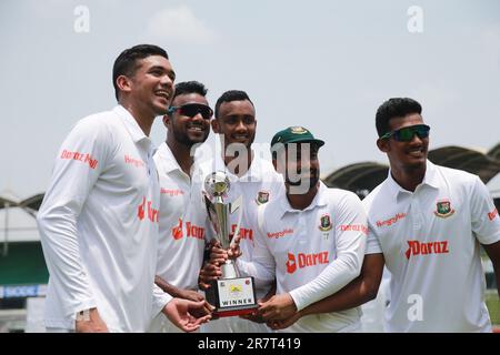 Litton Das (2nd a destra) tiene il trofeo della partita di test solista lungo i cinque pacer di sinistra Taskin Ahmed, Ebadot Hossain, Shariful Islam e Uncaped Mushfi Foto Stock