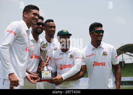 Litton Das (2nd a destra) tiene il trofeo della partita di test solista lungo i cinque pacer di sinistra Taskin Ahmed, Ebadot Hossain, Shariful Islam e Uncaped Mushfi Foto Stock