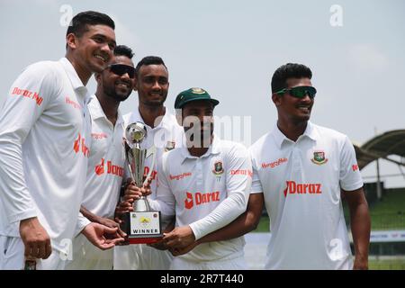 Litton Das (2nd a destra) tiene il trofeo della partita di test solista lungo i cinque pacer di sinistra Taskin Ahmed, Ebadot Hossain, Shariful Islam e Uncaped Mushfi Foto Stock