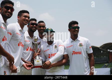 Litton Das (2nd a destra) tiene il trofeo della partita di test solista lungo i cinque pacer di sinistra Taskin Ahmed, Ebadot Hossain, Shariful Islam e Uncaped Mushfi Foto Stock