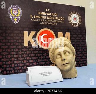 (230617) -- ISTANBUL, 17 giugno 2023 (Xinhua) -- questa foto scattata il 17 giugno 2023 mostra la testa di una statua di 2.000 anni sequestrata dalla polizia turca a Izmir, T¨¹rkiye. La polizia turca ha sequestrato la testa di una statua di 2.000 anni nella città occidentale di Izmir come parte di un giro di trafficanti storici di artefatti, l'agenzia statale Anadolu ha riferito Sabato. Si ritiene che la testa faccia parte di una statua di marmo raffigurante una dea o una nobile risalente al periodo ellenistico. (Dipartimento di polizia di Smirne/Handout via Xinhua) Foto Stock