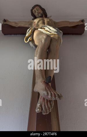 Gesù Croce nel portico della chiesa parrocchiale neogotica di San Michael, Alken sulla Mosella, Renania-Palatinato, Germania Foto Stock