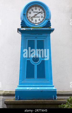 Indicatore del livello dell'acqua presso la sala manometri sulle rive del Reno, Coblenza, Renania-Palatinato, Germania Foto Stock