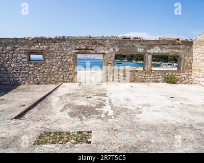 Isola di Sveti Grgur, edifici fatiscenti, sito di una ex prigione femminile, isola di prigione, Golfo del Quarnero, Croazia Foto Stock