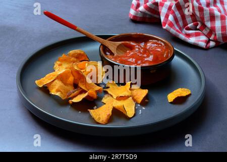 Croccanti dolci e salsa di salsa sul piatto (batate Ipomoea) Foto Stock