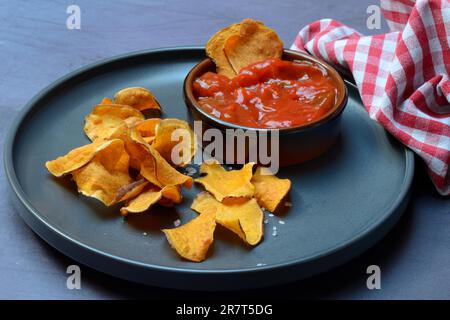 Croccanti dolci e salsa di salsa sul piatto (batate Ipomoea) Foto Stock