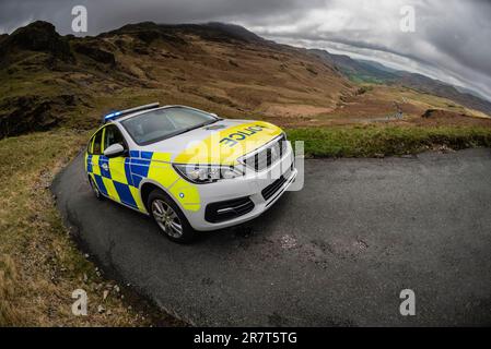 Pattuglia della polizia su Hardknott Pass, English Lake District, Regno Unito. Foto Stock