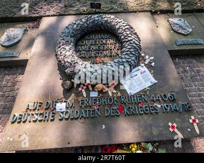 L'immagine è della corona nera per i soldati uccisi nelle Fiandre al Cimitero militare tedesco della prima guerra mondiale di Langemarck vicino alla città belga di Langemarck. Foto Stock