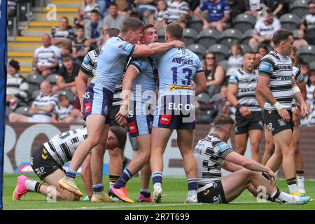 Lewis Dodd #7 di St Helens celebra la sua prova con i suoi compagni di squadra e segna il punteggio 12-22 nella seconda metà della partita della Betfred Challenge Cup Hull FC vs St Helens al MKM Stadium, Hull, Regno Unito, 17th giugno 2023 (Foto di James Heaton/News Images) Foto Stock