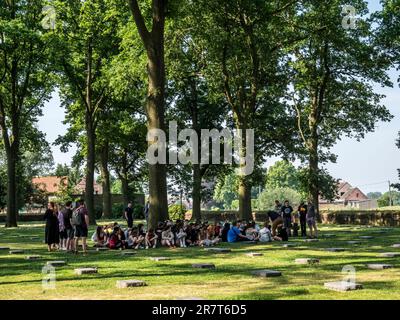 L'immagine è del Cimitero militare tedesco della prima guerra mondiale di Langemarck vicino alla città belga di Langemarck. Foto Stock