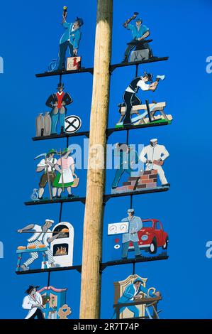 Cifre sulla maypole a Haldenwang, Allgaeu, Baviera, Germania Foto Stock