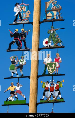 Cifre sulla maypole a Haldenwang, Allgaeu, Baviera, Germania Foto Stock