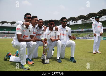 Bangladesi cinque pacer da sinistra Ebadot Hossain, Taskin Ahmed, Shariful Islam, Khaled Ahmed e Uncaped Mushfik Hasan possi per le fotografie lungo il Foto Stock