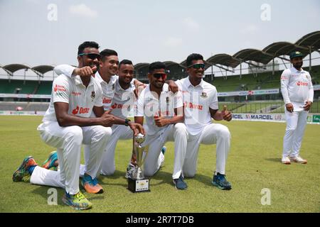 Bangladesi cinque pacer da sinistra Ebadot Hossain, Taskin Ahmed, Shariful Islam, Khaled Ahmed e Uncaped Mushfik Hasan possi per le fotografie lungo il Foto Stock