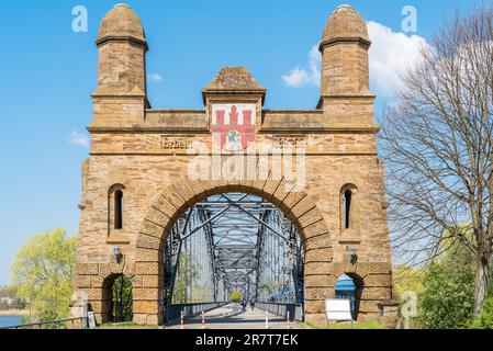 Il portale del vecchio ponte di Harburger elbe è un ponte ad arco in acciaio che collega i quartieri di Amburgo di Harburg e Wilhelmsburg attraverso l'Elba meridionale Foto Stock