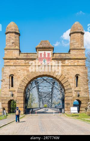 Il portale del vecchio ponte di Harburger elbe è un ponte ad arco in acciaio che collega i quartieri di Amburgo di Harburg e Wilhelmsburg attraverso l'Elba meridionale Foto Stock