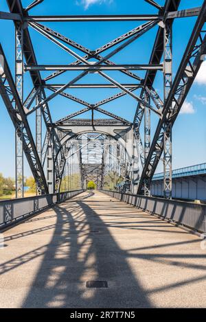 Il vecchio ponte Harburger elbe è un ponte ad arco in acciaio che collega i quartieri di Amburgo di Harburg e Wilhelmsburg attraverso l'Elba meridionale Foto Stock
