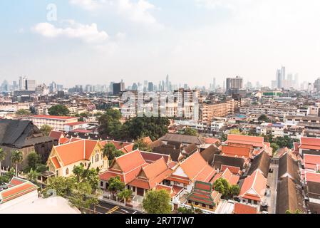 Vista dalla cima del Monte d'Oro, il tempio buddista Wat Saket al quartiere finanziario Sathon a Bangkok Foto Stock