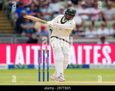 L'australiano Usman Khawaja battendo durante il secondo giorno prima partita di test Ashes a Edgbaston, Birmingham. Data immagine: Sabato 17 giugno 2023. Foto Stock