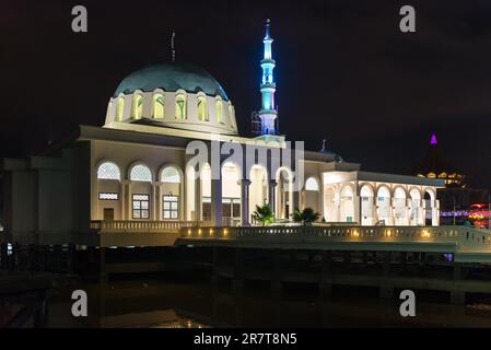 La moschea galleggiante di Kuching, il Masjid Terapung, situato sul lungomare del fiume Sarawak nello stato malese di Sarawak sul Borneo Foto Stock