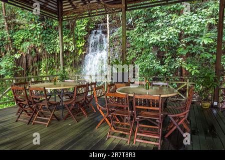 Persada Alam presso l'area delle cascate serve gli ospiti con spettacoli interattivi degli artisti del Villaggio Culturale Sarawak che includono la moda Foto Stock