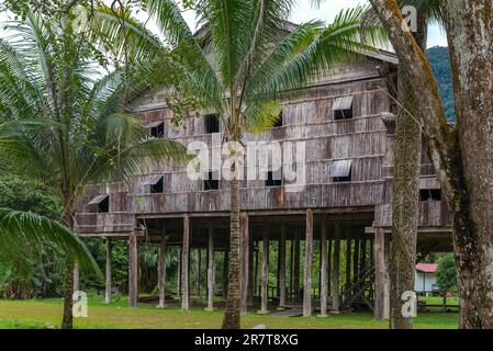 Sarawak Cultural Village si trova a nord di Kuching, sulla penisola di Santubong. Mostra i vari gruppi etnici che svolgono Foto Stock