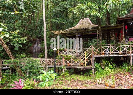 Persada Alam presso l'area delle cascate serve gli ospiti con spettacoli interattivi degli artisti del Villaggio Culturale Sarawak che includono la moda Foto Stock