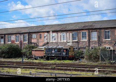 Uno Shunter Wabtec Class 08 si trova di fronte all'edificio Doncaster Works. Foto Stock